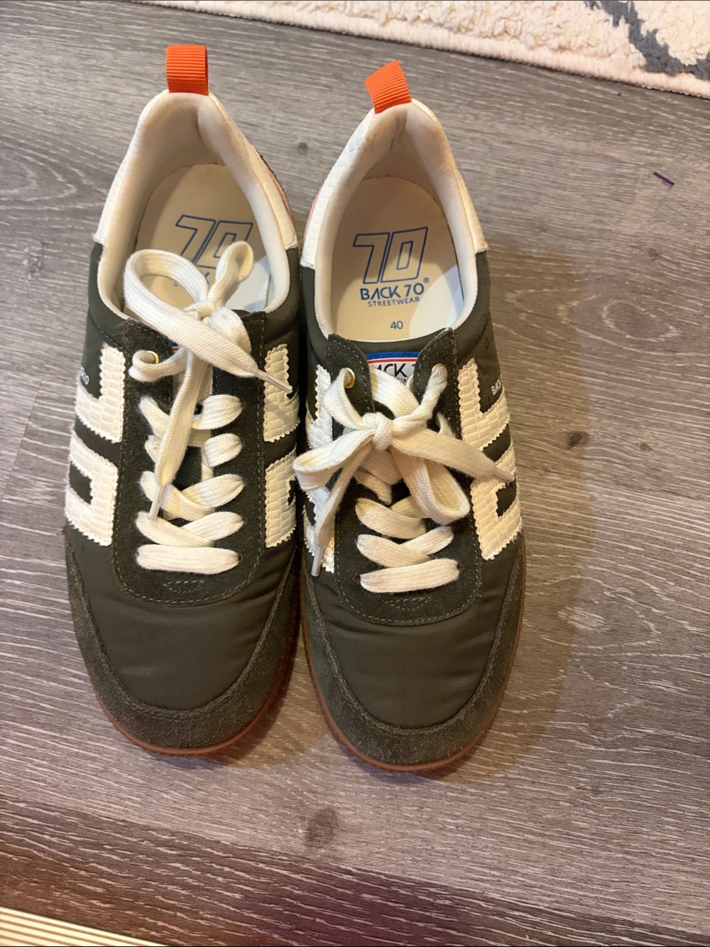 Back 70 womens sneakers size 40 (8.5/9) like new! Hunter green